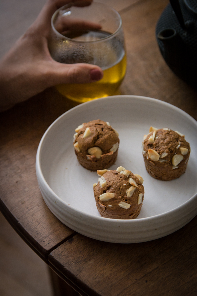 Muffins au caramel et noix de macadamia