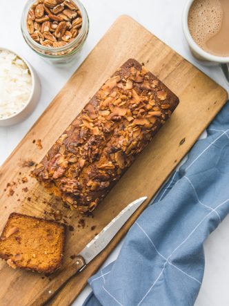 Recette simple et rapide de cake au chocolat blond - Dulcey, noix et coco