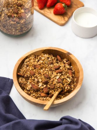 Un granola à la graine de sarrasin, purée de sésame et amandes torréfiées