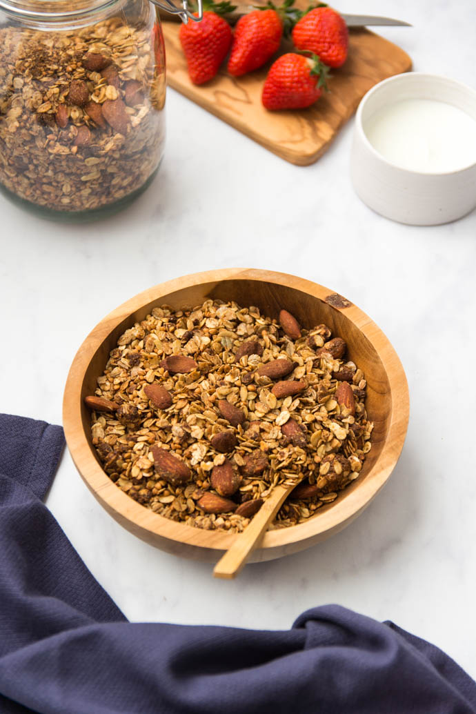 Un granola à la graine de sarrasin, purée de sésame et amandes torréfiées