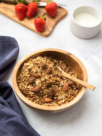 Un granola à la graine de sarrasin, purée de sésame et amandes torréfiées