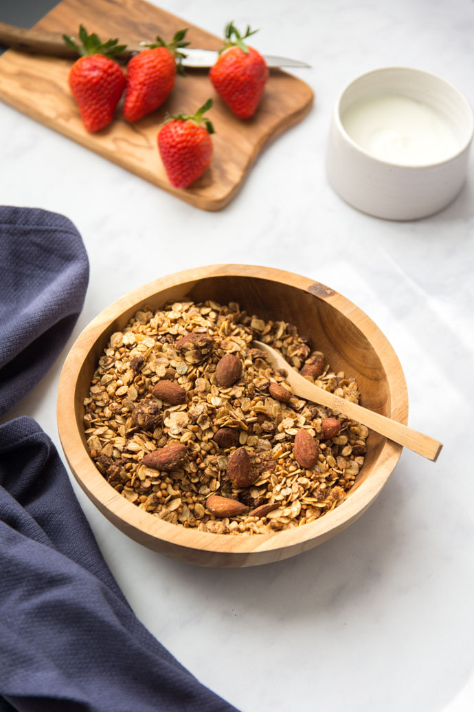 Un granola à la graine de sarrasin, purée de sésame et amandes torréfiées