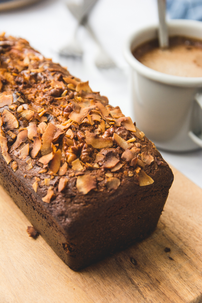 Une petite part de cake Dulcey, noix et pétales de coco pour un goûter délicieux et sans sucres raffinés