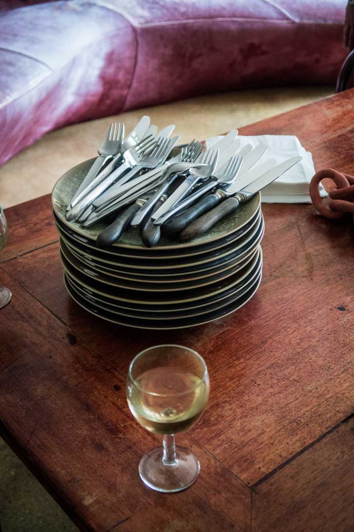 Un pile d'assiettes pour un repas en famille