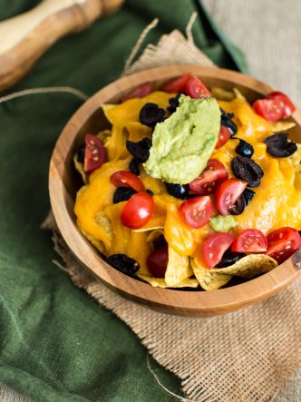 La recette facile de vos nachos au fromage maison, accompagné de son guacamole