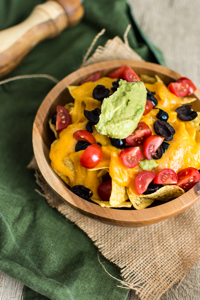 La recette facile de vos nachos au fromage maison, accompagné de son guacamole