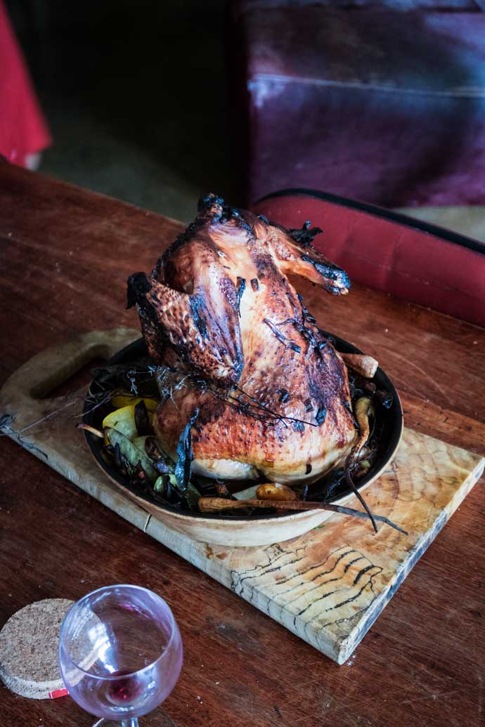 Poulet fermier debout sur un cuit poulet