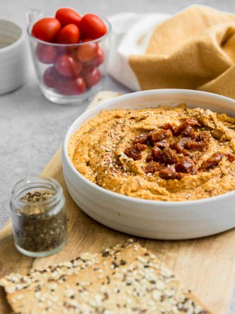 Du zaatar et des tomates séchées sur du houmous.