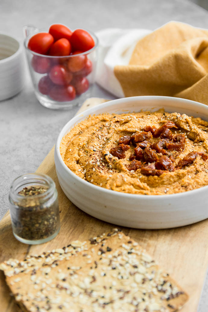 Du zaatar et des tomates séchées sur du houmous.