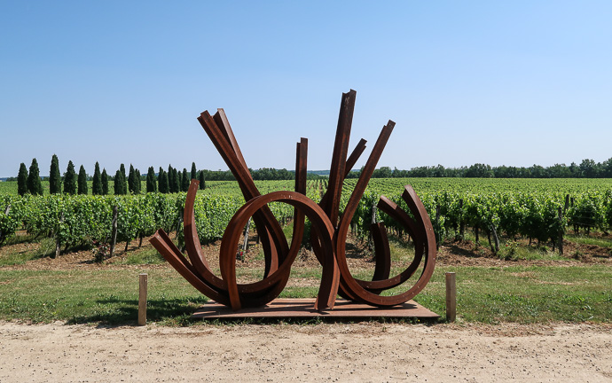 Sculpture au coeur du vignoble du Domaine de la Jaubertie
