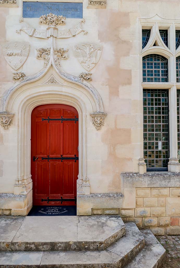 Porte rouge au Château de Montaigne - Montravel - Bergerac