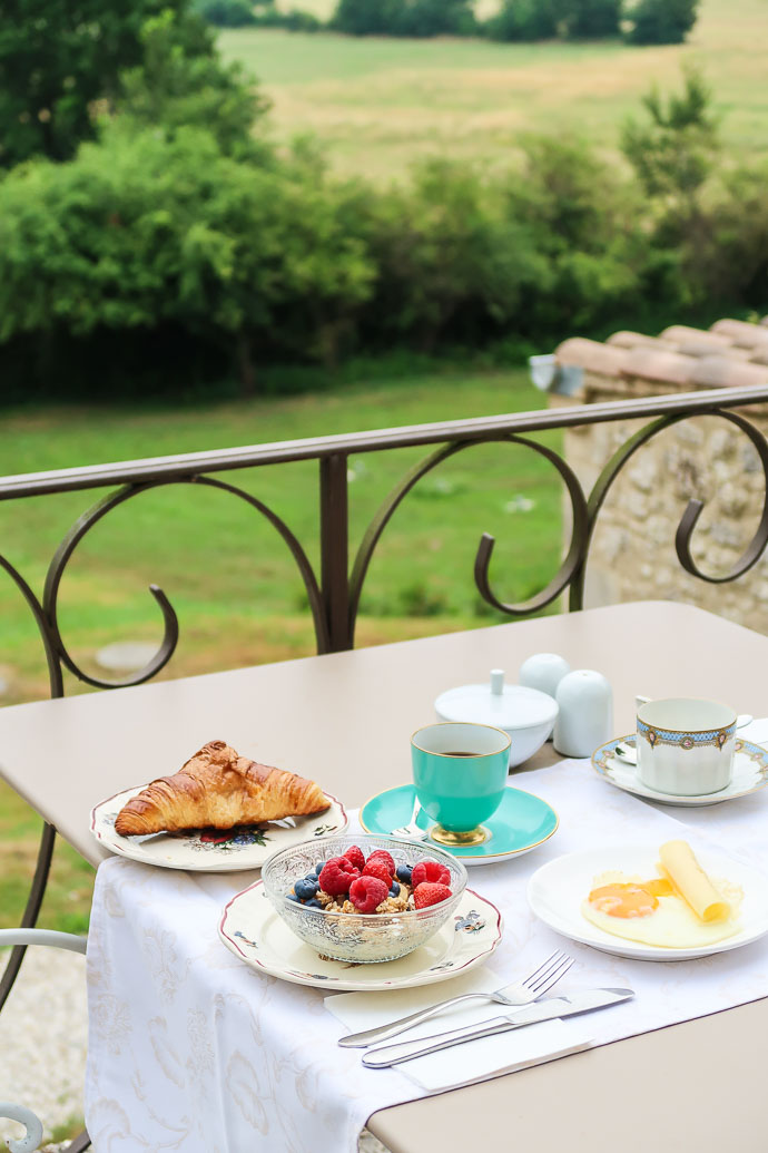 Petit-déjeuner avec vue sur les champs et les vignes de Bergerac