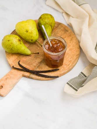 Confiture de poire & vanille sur planche en bois et fond marbre