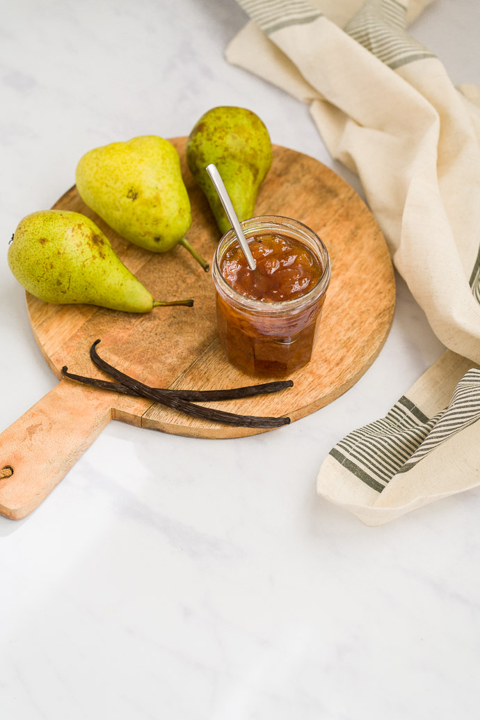 Confiture de poire & vanille sur planche en bois et fond marbre