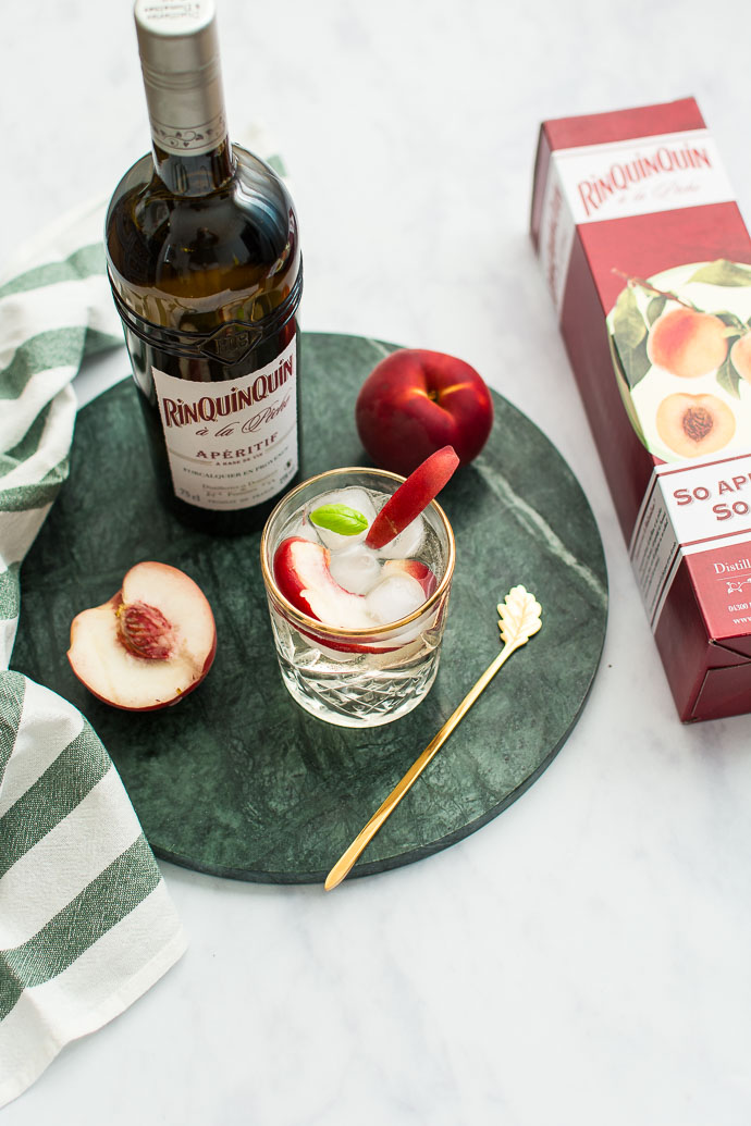 Cocktail à la liqueur de pêche et vin blanc