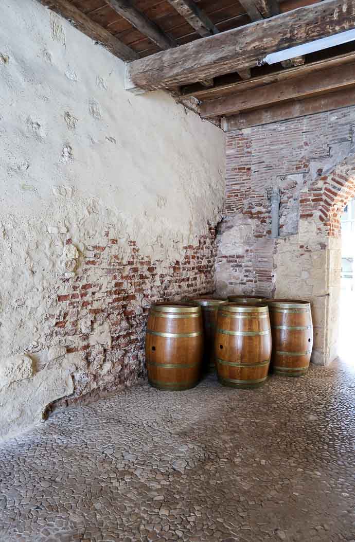 Tonneaux dans une allée à Bergerac