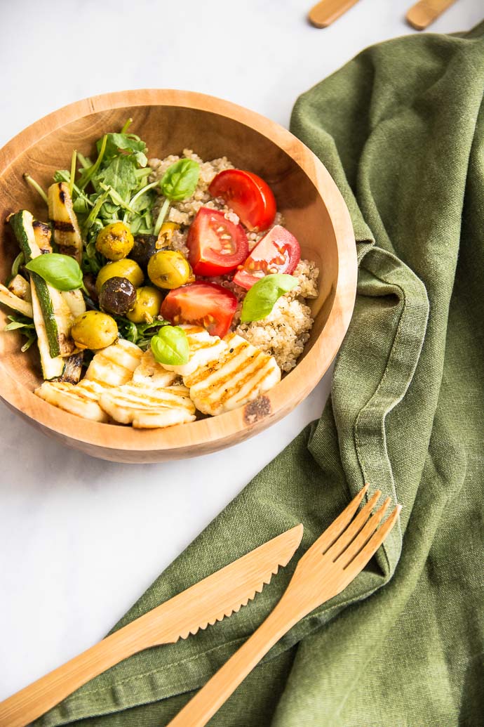 Salade méditerranéenne aux olives, quinoa et halloumi