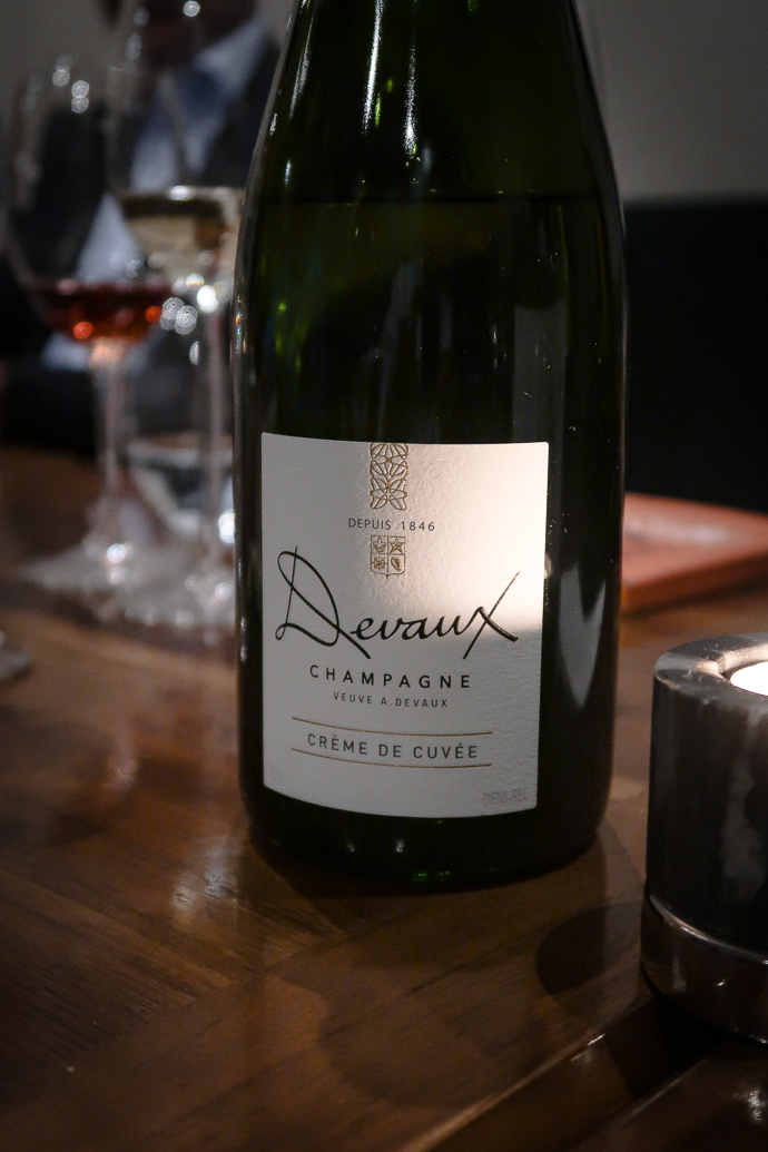 Crème de Cuvée par les Champagnes Devaux. Parfait avec un dessert, velouté et crémeux en bouche. 