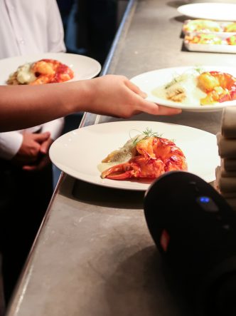 Restaurant Affinité à Paris - Le Homard Bleu rôti. Sublime, aux arômes subtils et à la cuisson parfaite.