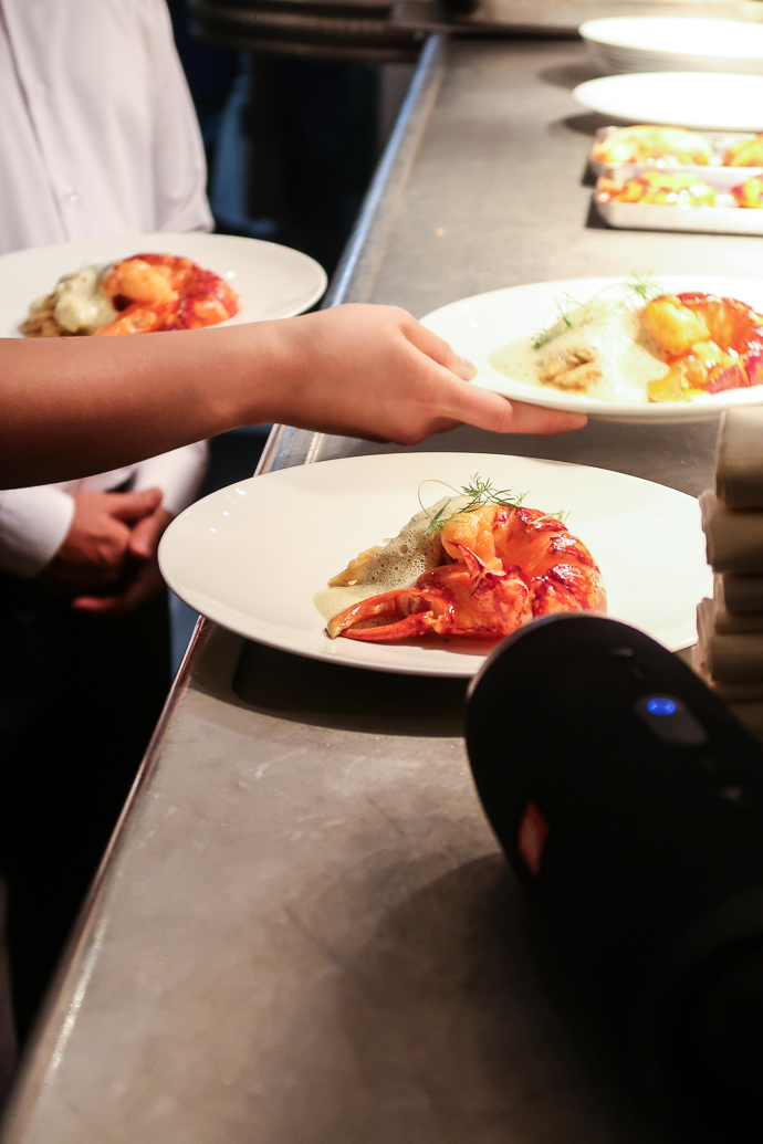 Restaurant Affinité à Paris - Le Homard Bleu rôti. Sublime, aux arômes subtils et à la cuisson parfaite.