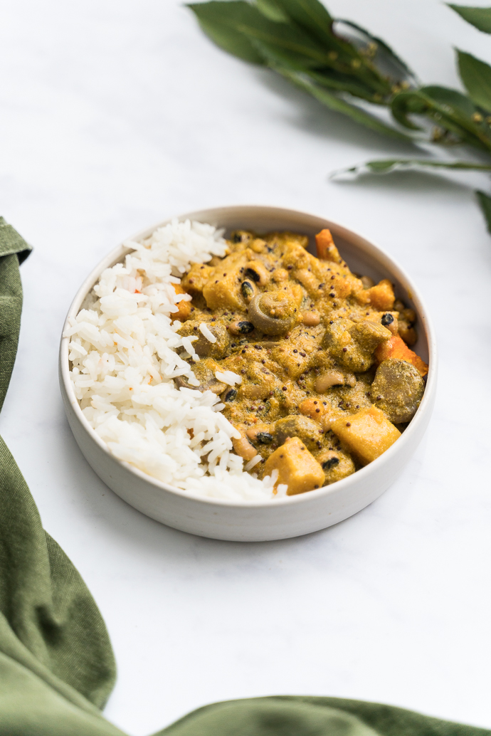 Curry de légumes d'hiver crémeux et aux haricots cornilles, niébé ou black eyes peas - recette végétarienne