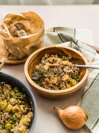 Sarrasin et poêlée de légumes d'hiver : hou kale, champignons, carottes jaunes