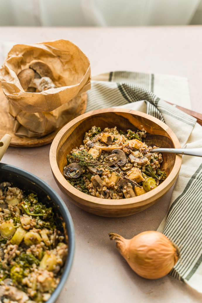 Sarrasin et poêlée de légumes d'hiver : hou kale, champignons, carottes jaunes