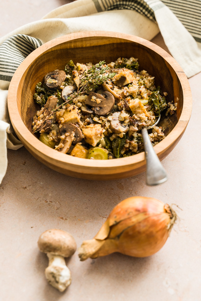 Poêlée campagnarde végétale : champignons, kale, tofu, sarrasin