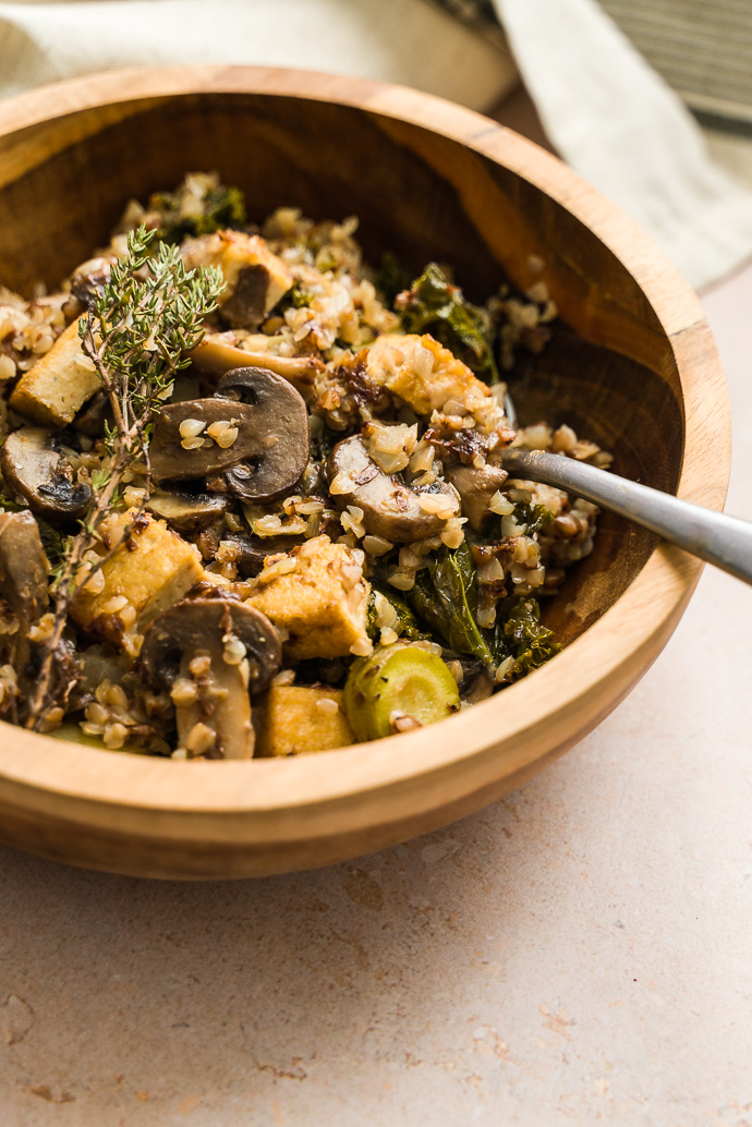 Sarrasin et poêlée de légumes d'hiver : hou kale, champignons, carottes jaunes, miso