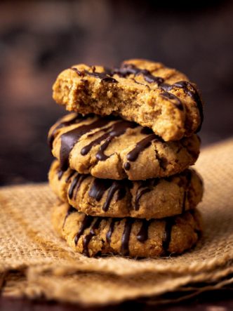 Biscuits au beurre de cacahuètes, nappés de chocolat noir
