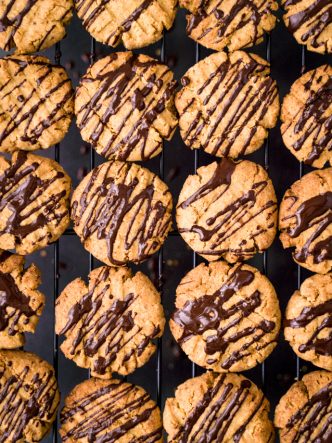 Recette des biscuits au beurre de cacahuètes, nappés de chocolat noir - IG bas