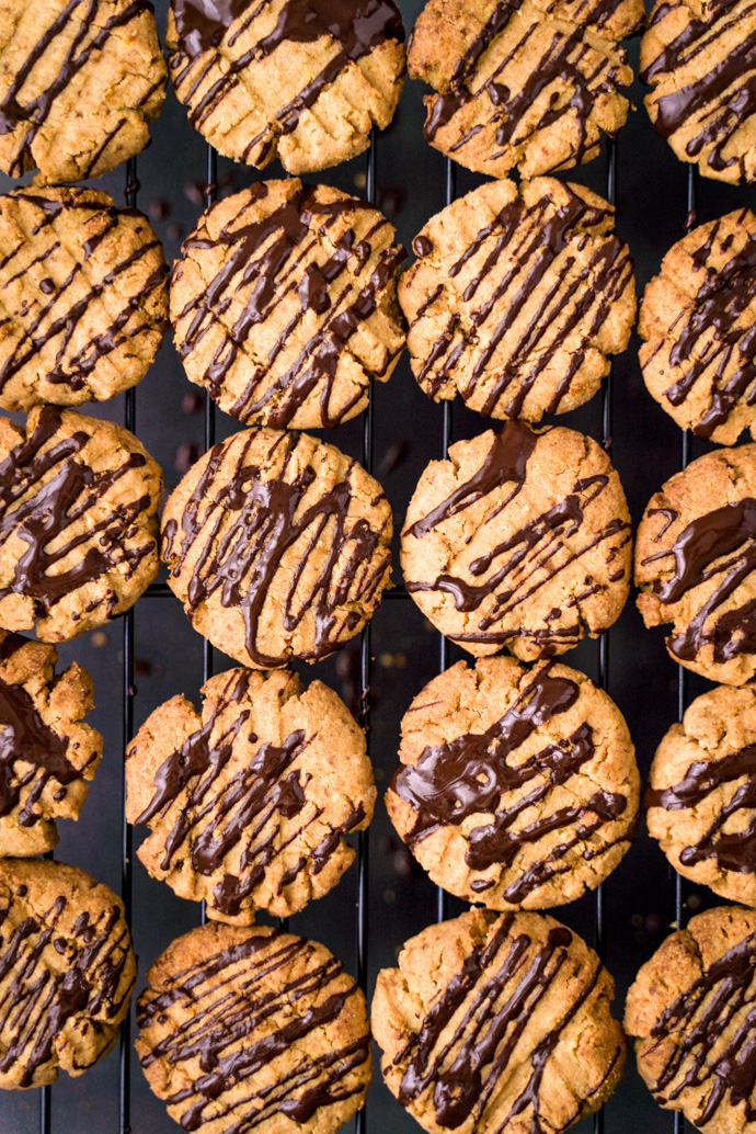 Recette des biscuits au beurre de cacahuètes, nappés de chocolat noir - IG bas