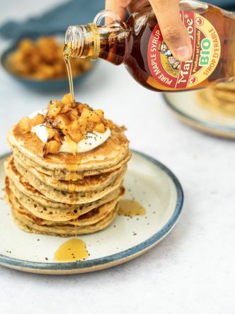 Recette de pancakes végétaliens aux graines de chia et compotée d'ananas