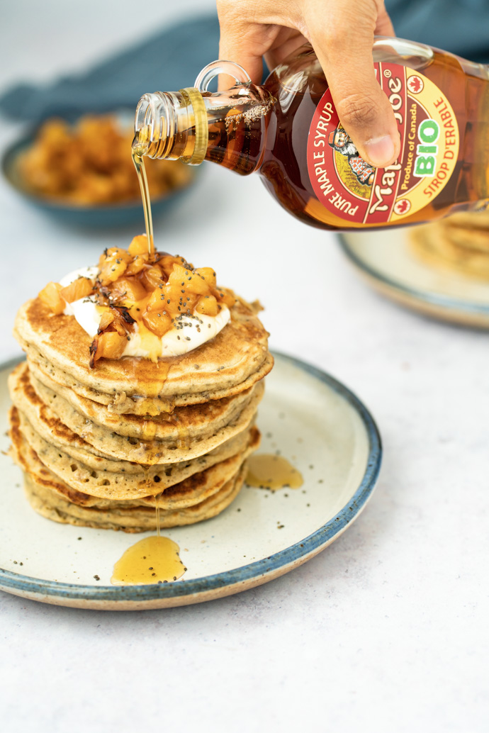 Recette de pancakes végétaliens aux graines de chia et compotée d'ananas