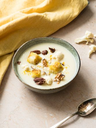 Recette de soupe de chou-fleur et lait de chanvre, curcuma et noix