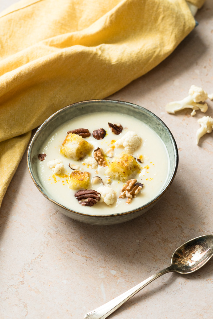 Recette de soupe de chou-fleur et lait de chanvre, curcuma et noix