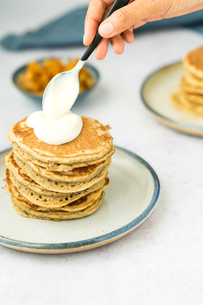 Ajoutez du yaourt sur vos pancakes, puis terminer par des fruits et du sirop d'érable pour plus de gourmandise.