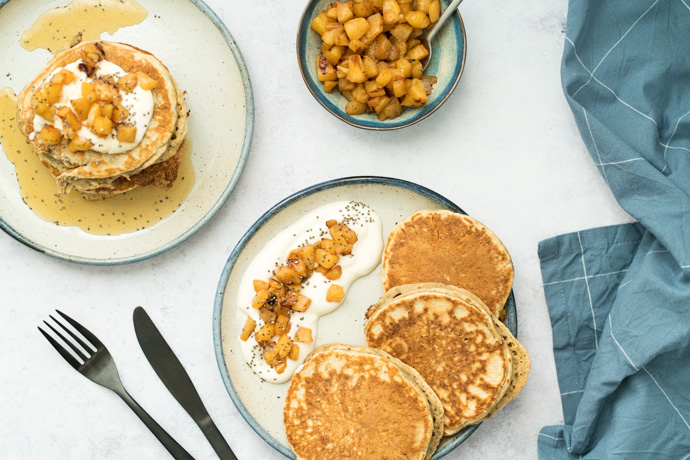 Brunch végétalien - pancakes graines de chia, yaourt végétal et compotée d'ananas