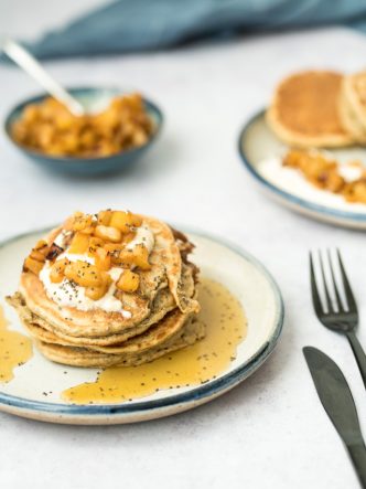 Recette de pancakes végétaliens aux graines de chia et compotée d'ananas, arrosé de sirop d'érable