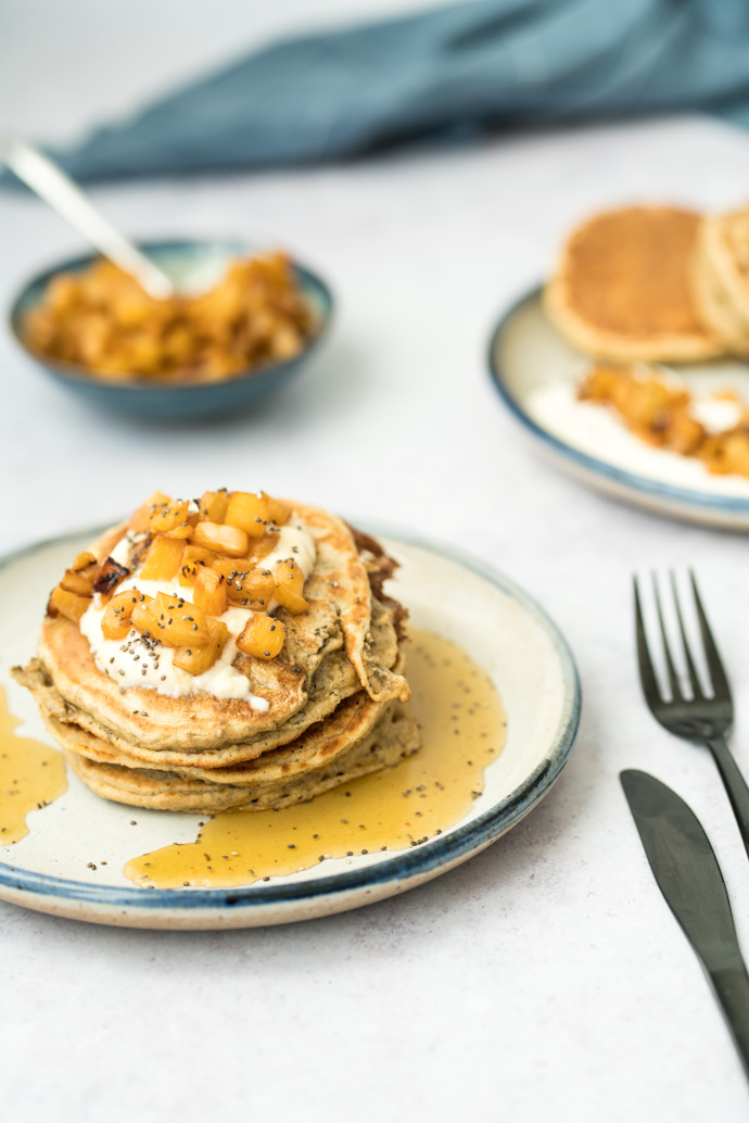 Recette de pancakes végétaliens aux graines de chia et compotée d'ananas, arrosé de sirop d'érable