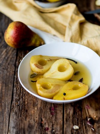 Recette de poires pochées au safran et son sirop d'épices - sans lactose, sans gluten et végétarien