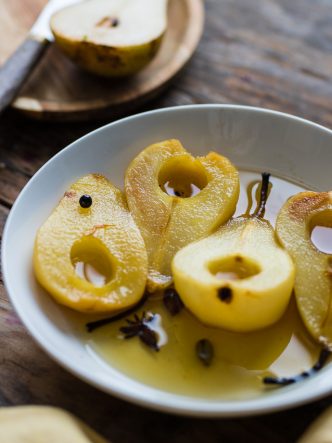 Recette de poires pochées au safran - sans lactose, sans gluten et végétarien