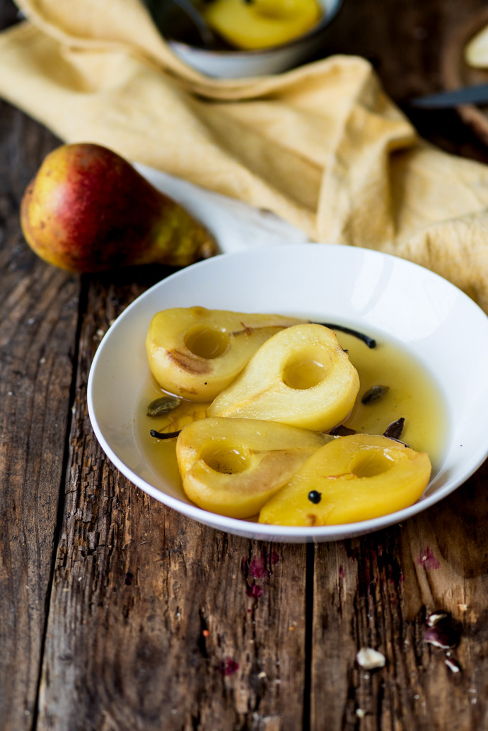 Recette de poires pochées au safran et son sirop d'épices - sans lactose, sans gluten et végétarien