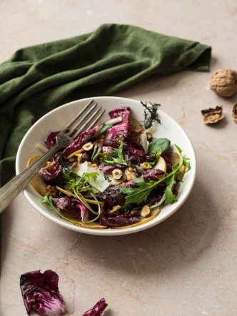 Recette facile - Salade d'hiver au radicchio de Trévise, poires, noix et parmesan