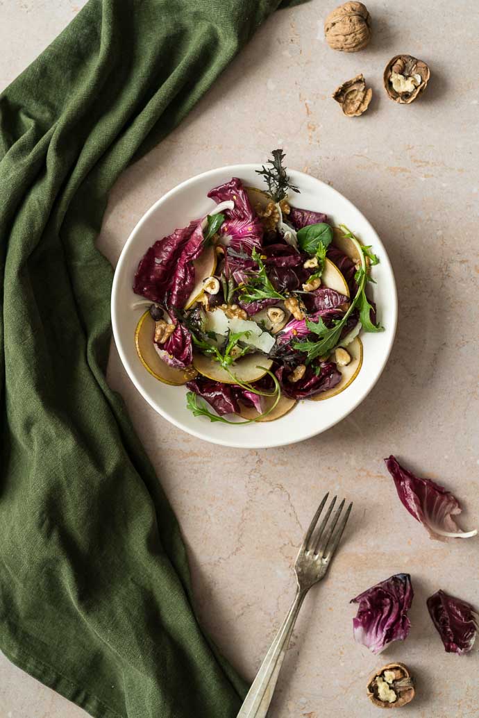 Salade d'hiver au radicchio de Trévise, poires, noix et parmesan