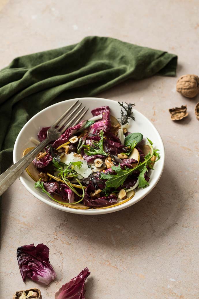 Recette facile - Salade d'hiver au radicchio de Trévise, poires, noix et parmesan