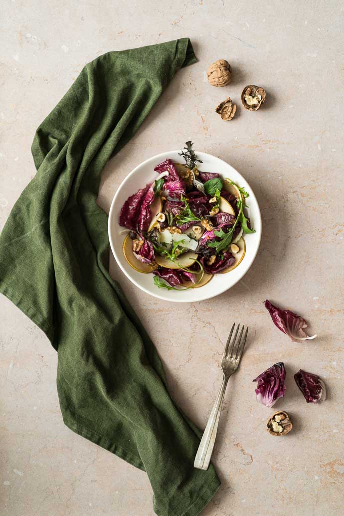 Recette végétarienne - Salade d'hiver au radicchio de Trévise, poires, noix et parmesan