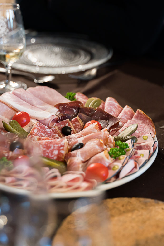 Plateau de charcuterie à accompagner de vin rouge jurassien