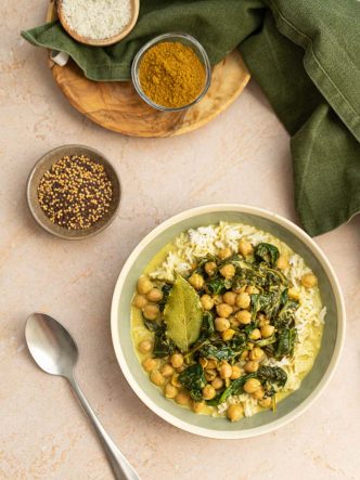 Curry de pois chiches, crème de coco et épinards - recette végan, sans lactose