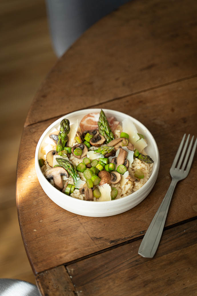 Risotto printanier aux asperges, coppa et champignons